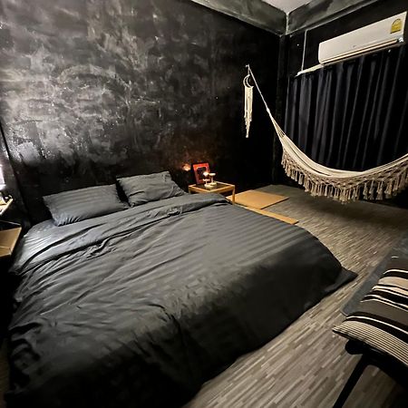 Stay Strays Hostel Μπανγκόκ Εξωτερικό φωτογραφία