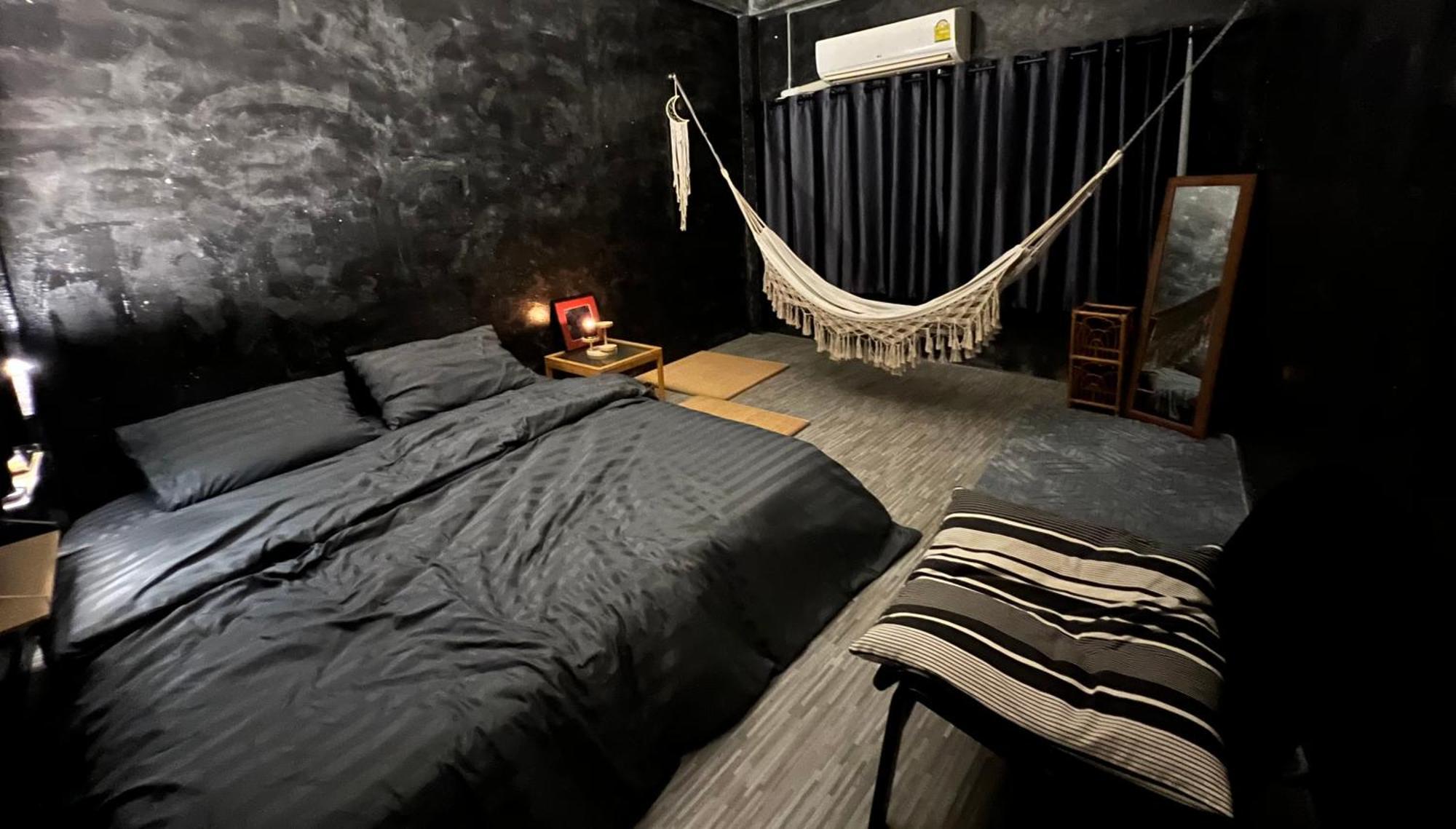 Stay Strays Hostel Μπανγκόκ Εξωτερικό φωτογραφία