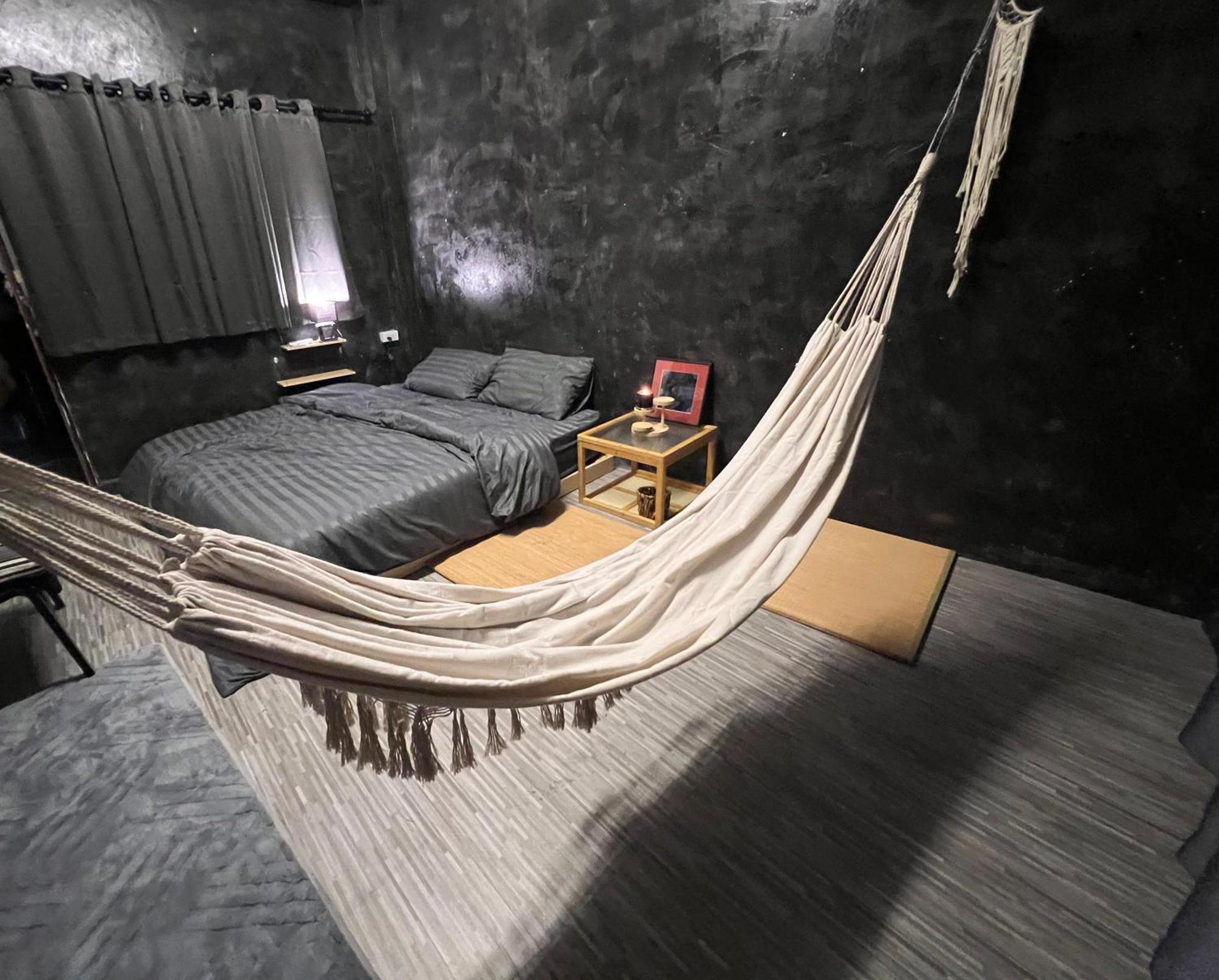 Stay Strays Hostel Μπανγκόκ Εξωτερικό φωτογραφία