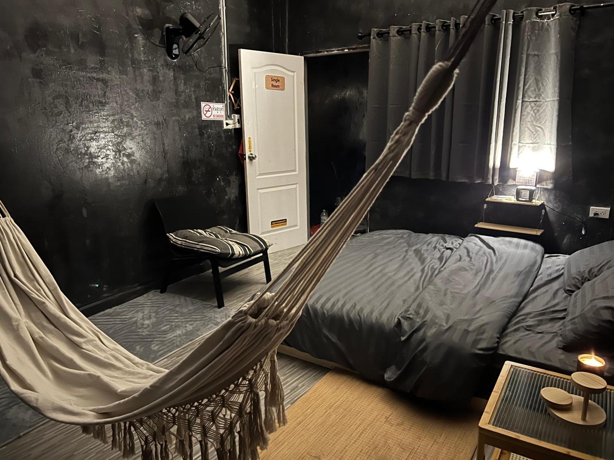 Stay Strays Hostel Μπανγκόκ Εξωτερικό φωτογραφία
