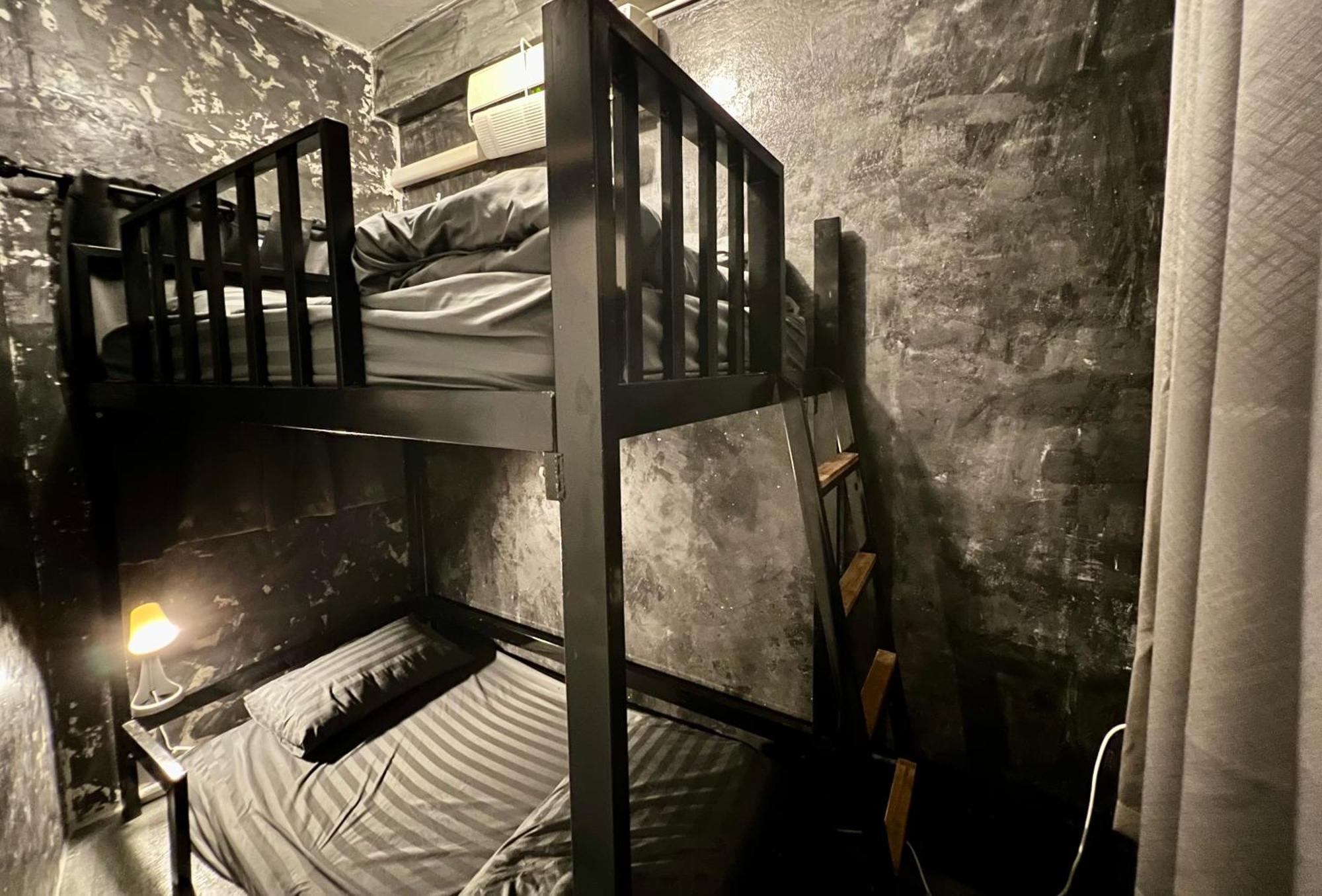 Stay Strays Hostel Μπανγκόκ Εξωτερικό φωτογραφία