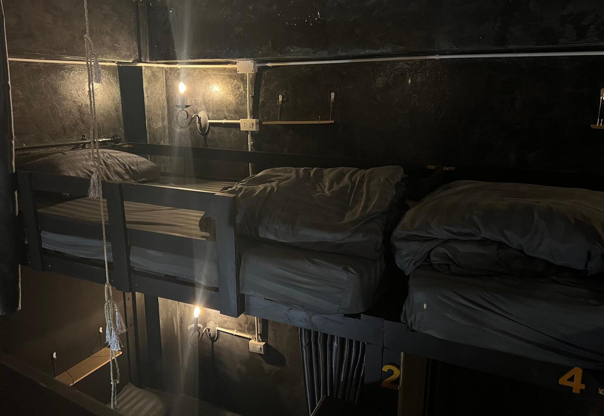 Stay Strays Hostel Μπανγκόκ Εξωτερικό φωτογραφία