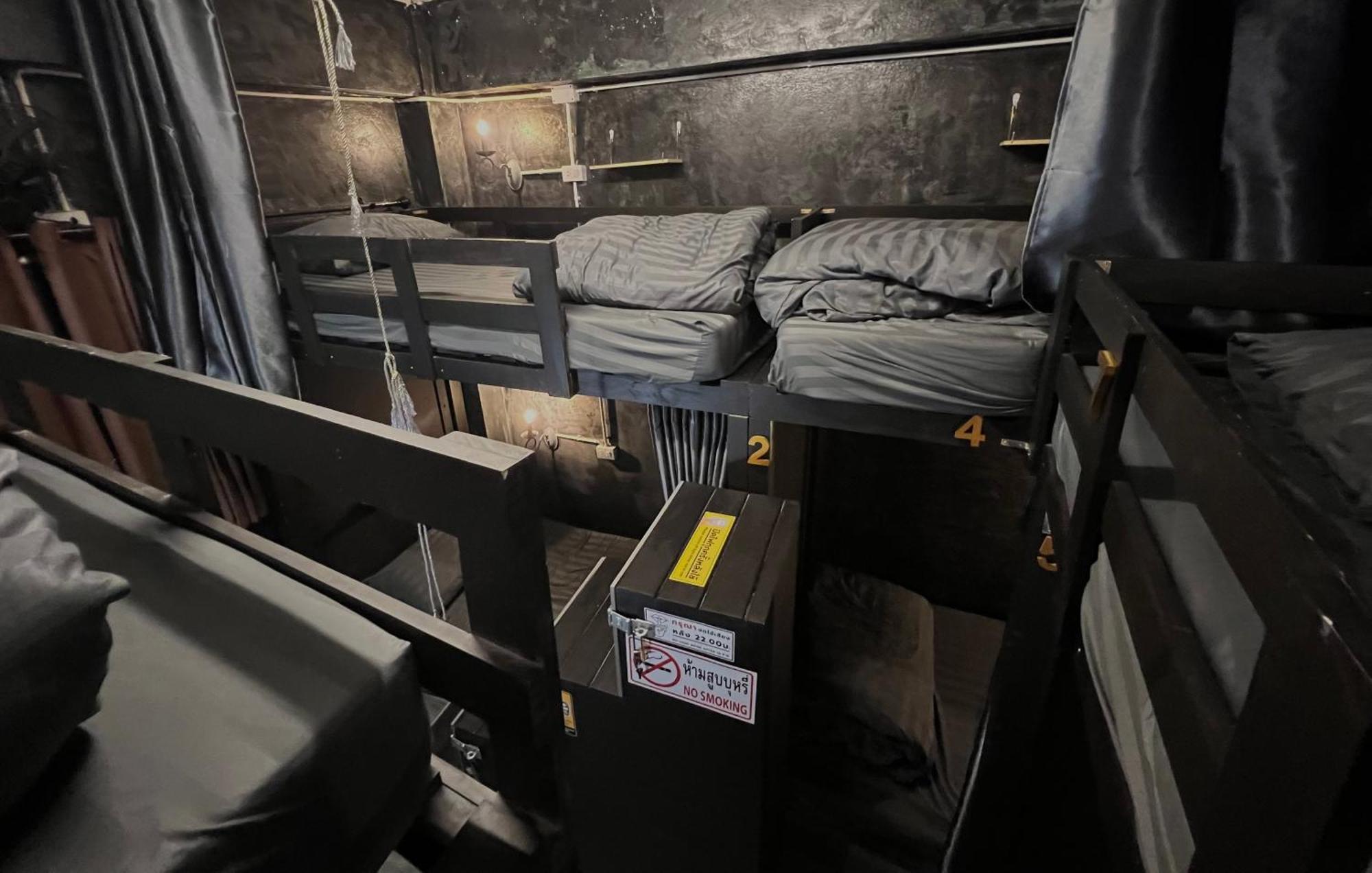 Stay Strays Hostel Μπανγκόκ Εξωτερικό φωτογραφία
