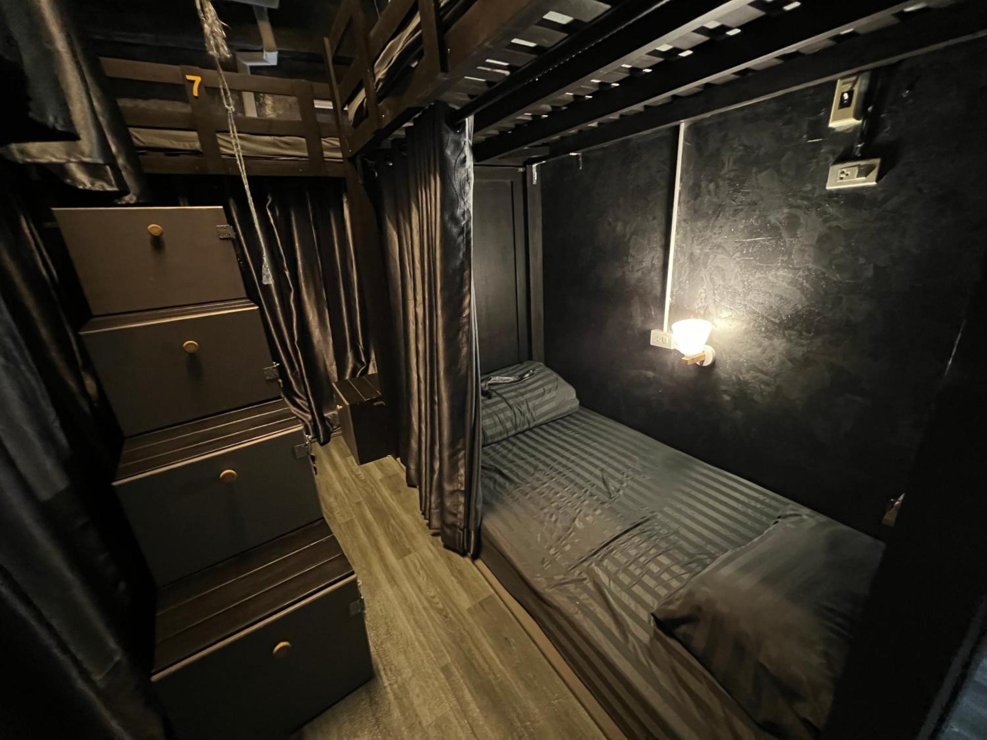 Stay Strays Hostel Μπανγκόκ Εξωτερικό φωτογραφία