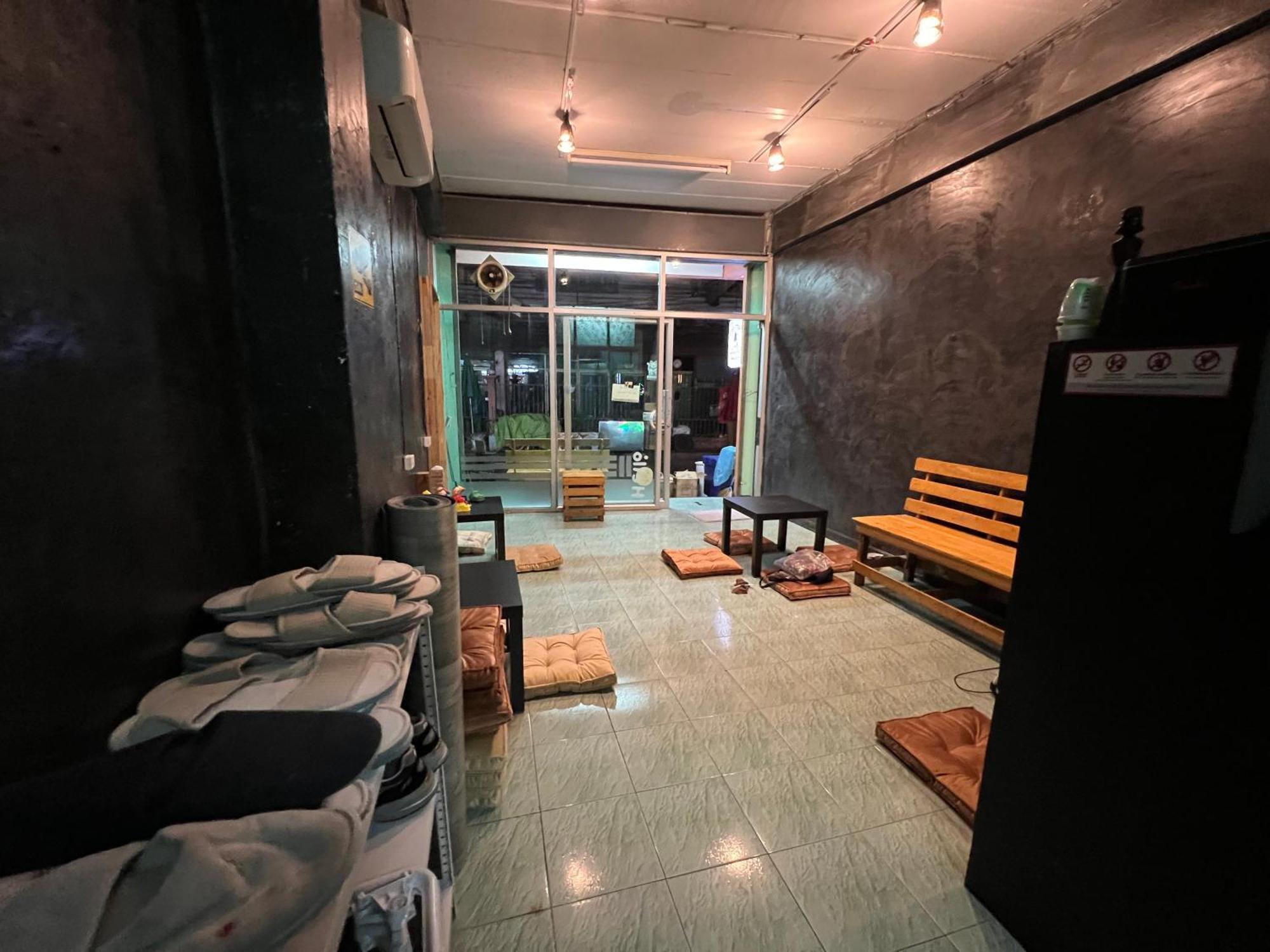 Stay Strays Hostel Μπανγκόκ Εξωτερικό φωτογραφία