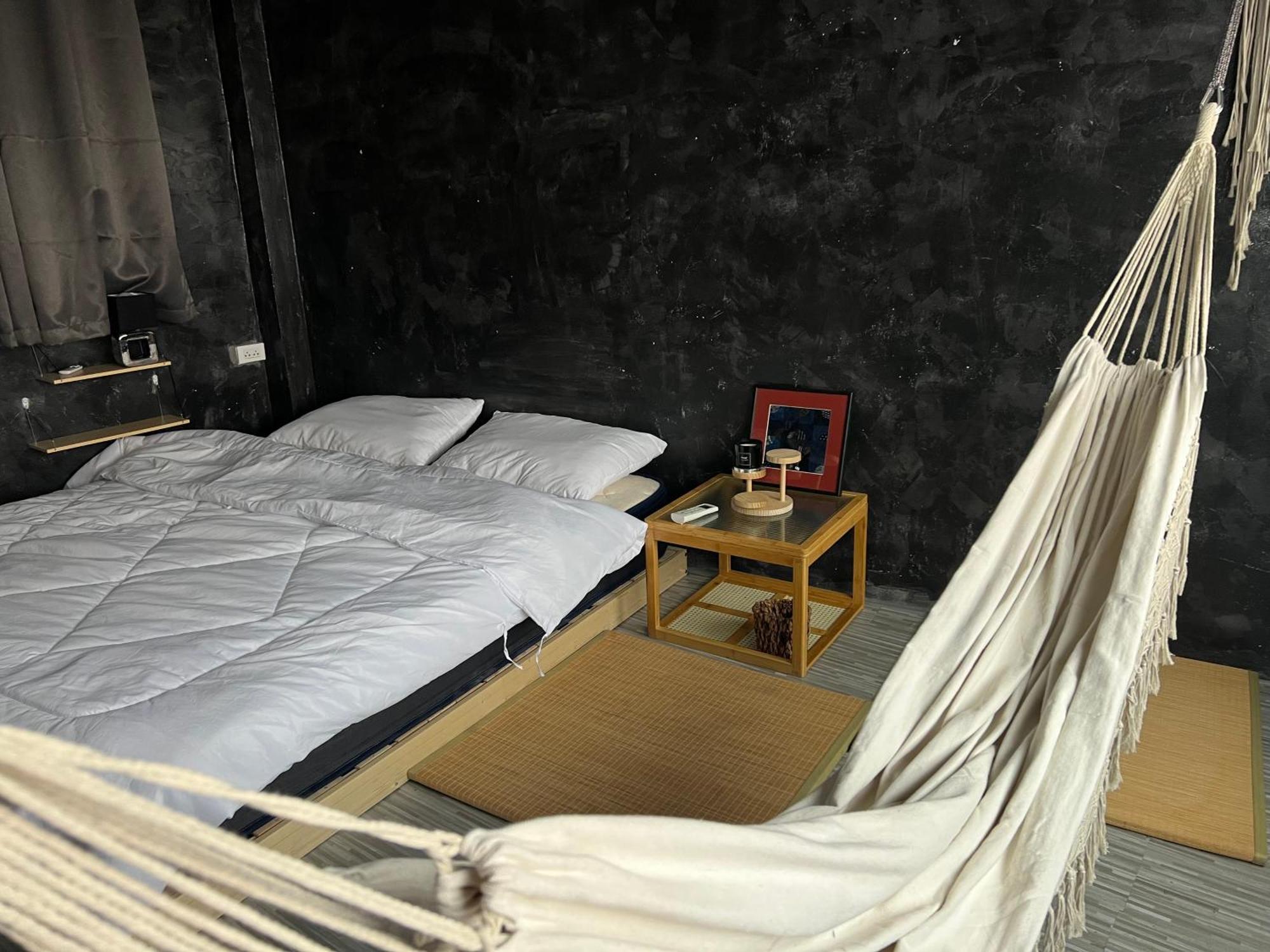 Stay Strays Hostel Μπανγκόκ Εξωτερικό φωτογραφία