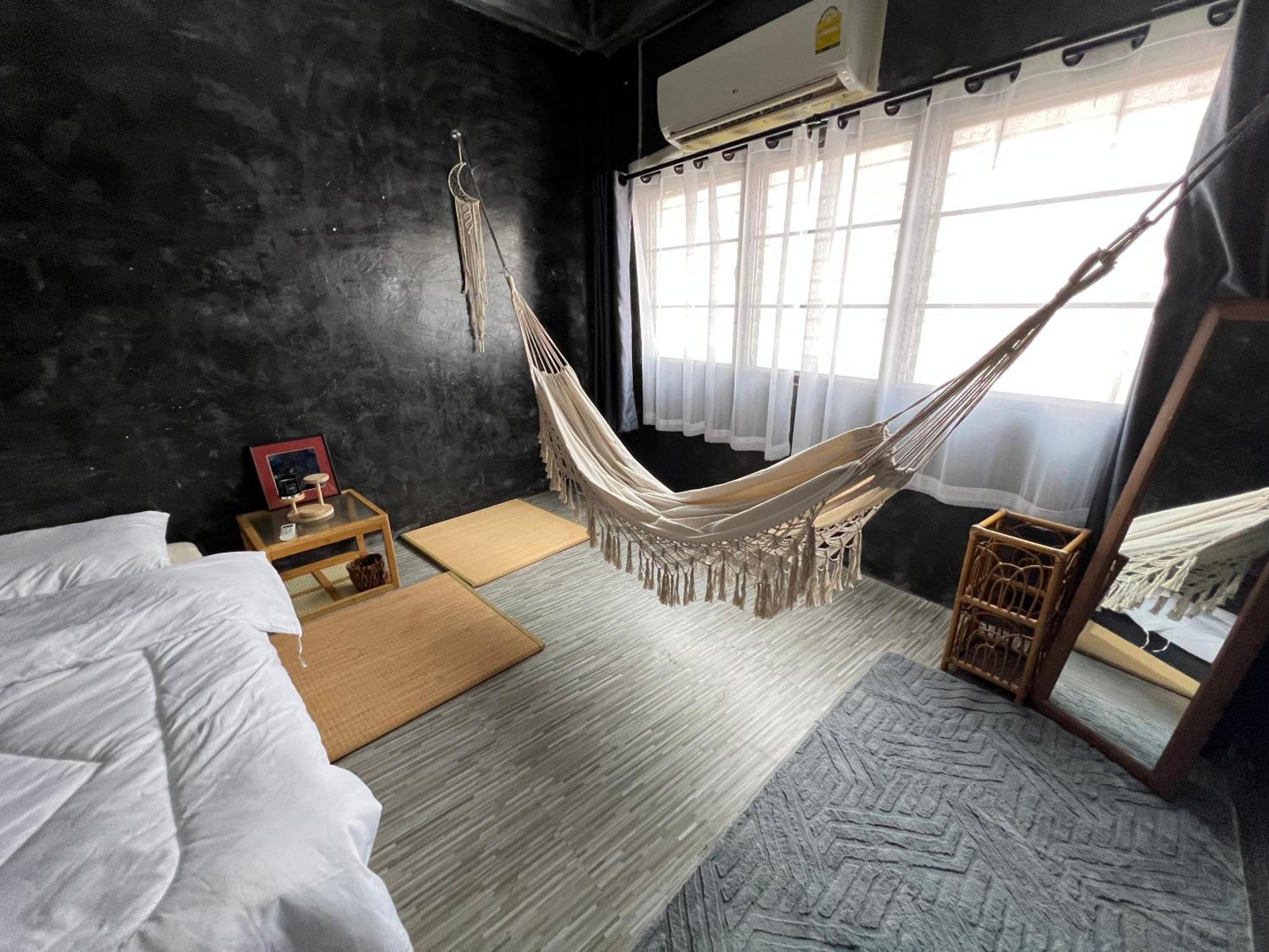 Stay Strays Hostel Μπανγκόκ Εξωτερικό φωτογραφία