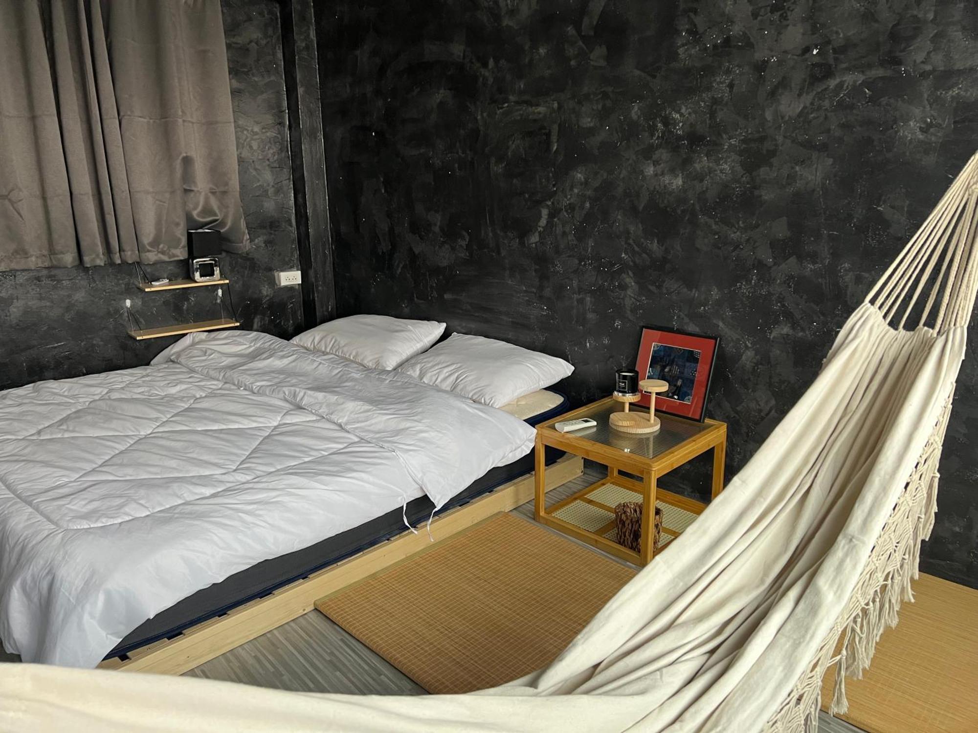 Stay Strays Hostel Μπανγκόκ Εξωτερικό φωτογραφία