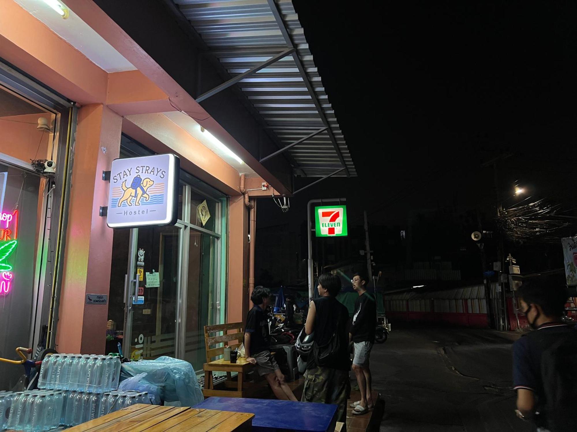 Stay Strays Hostel Μπανγκόκ Εξωτερικό φωτογραφία
