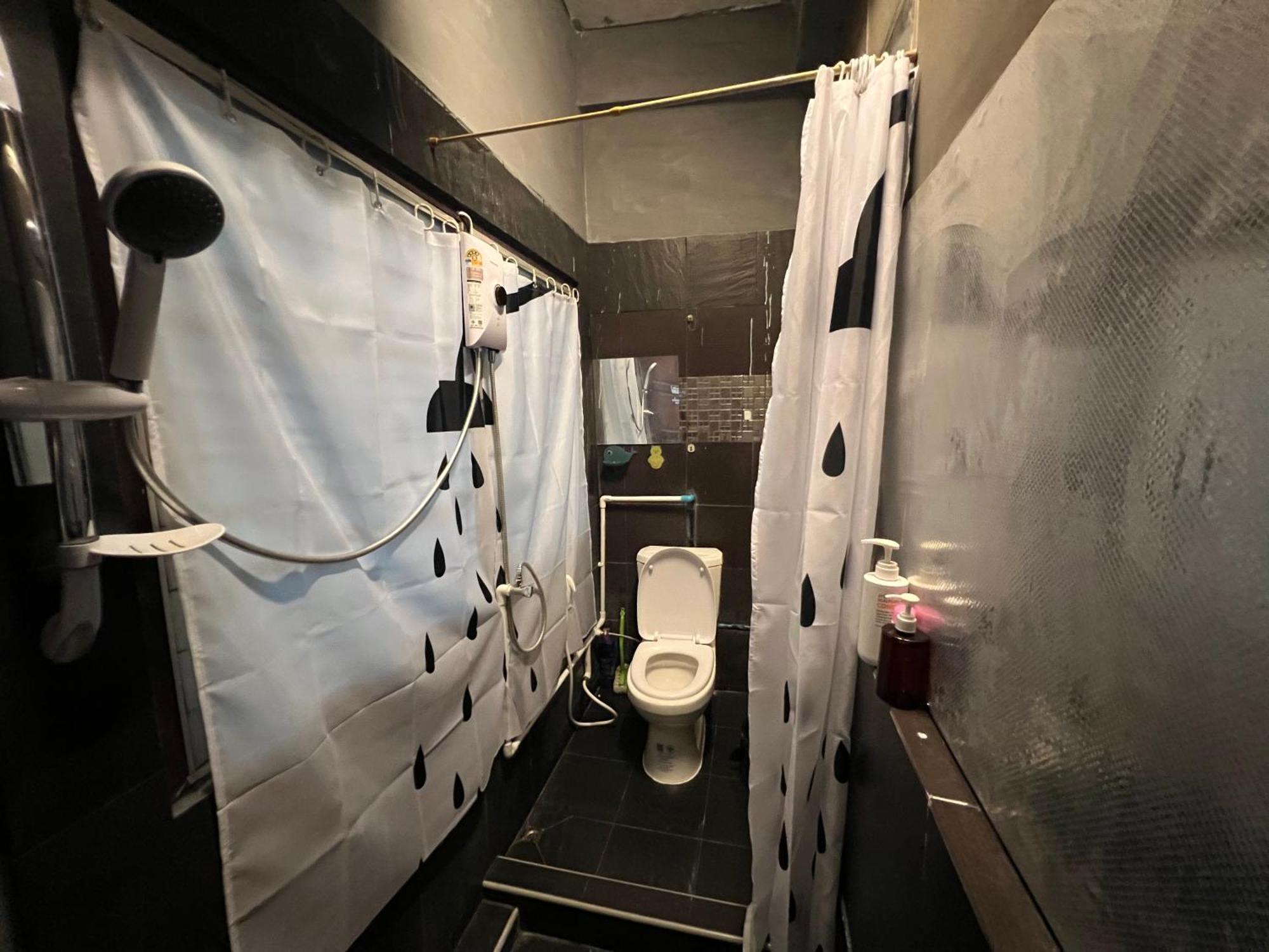 Stay Strays Hostel Μπανγκόκ Εξωτερικό φωτογραφία