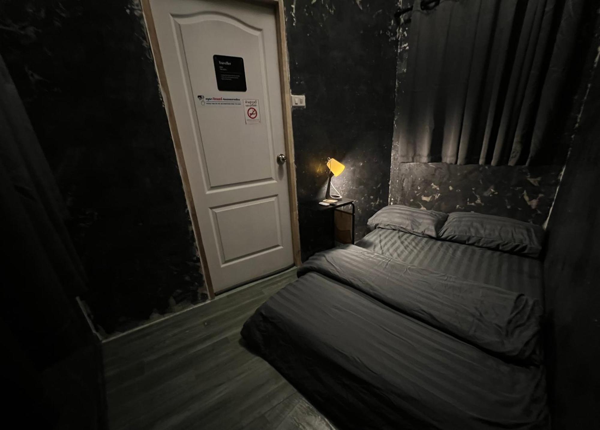 Stay Strays Hostel Μπανγκόκ Εξωτερικό φωτογραφία