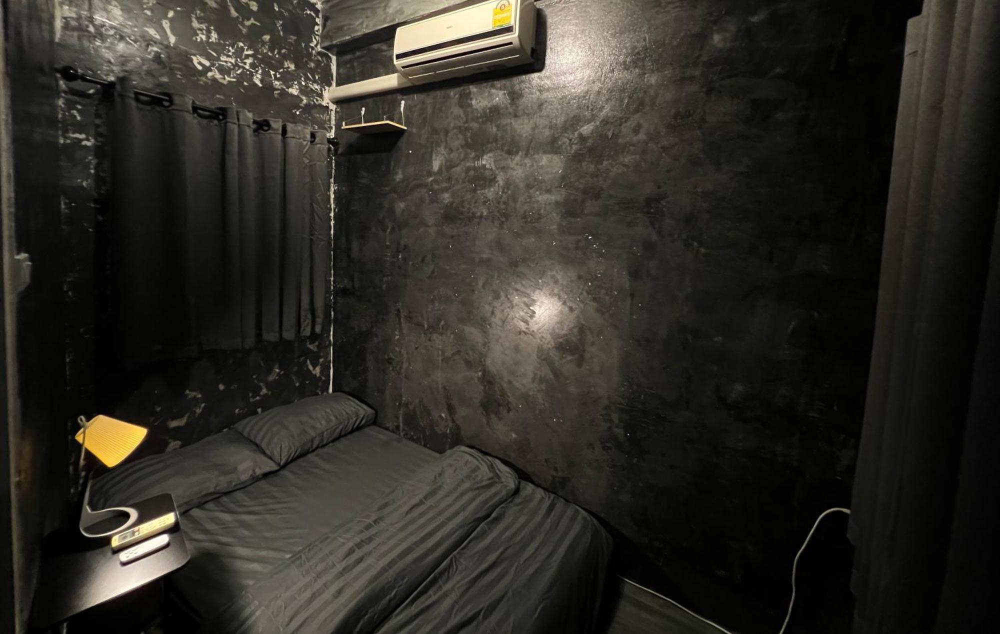 Stay Strays Hostel Μπανγκόκ Εξωτερικό φωτογραφία